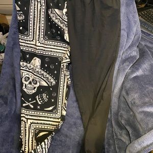 ShoSho leggings black with white skulls size large